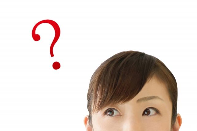 法定点検と車検の違いについて説明する女性