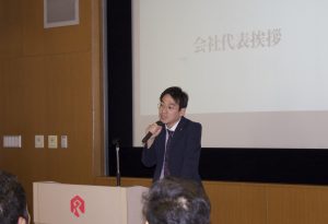 会社代表挨拶をする廣谷